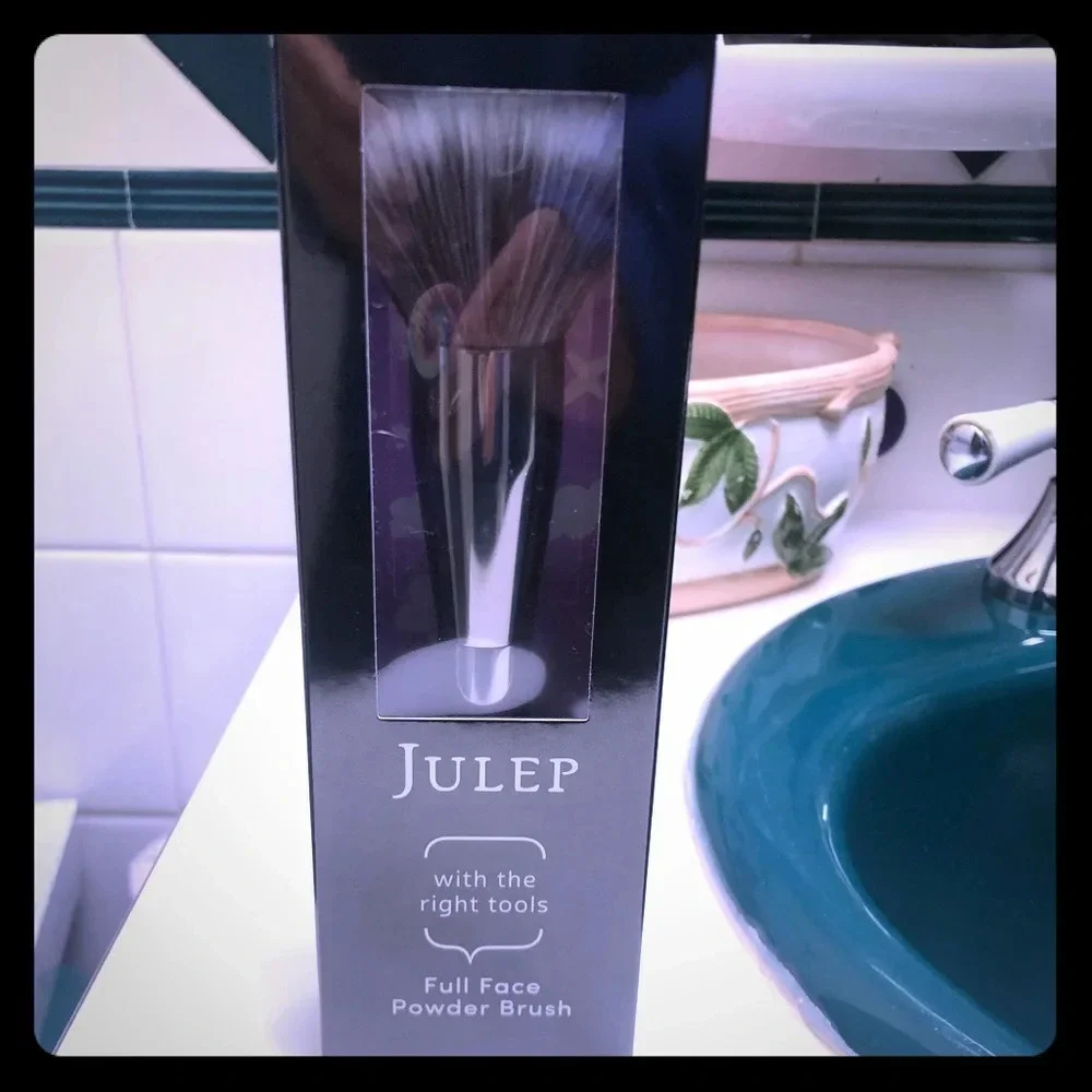NIB JULEP FULL FACE POWDER BRUSH
